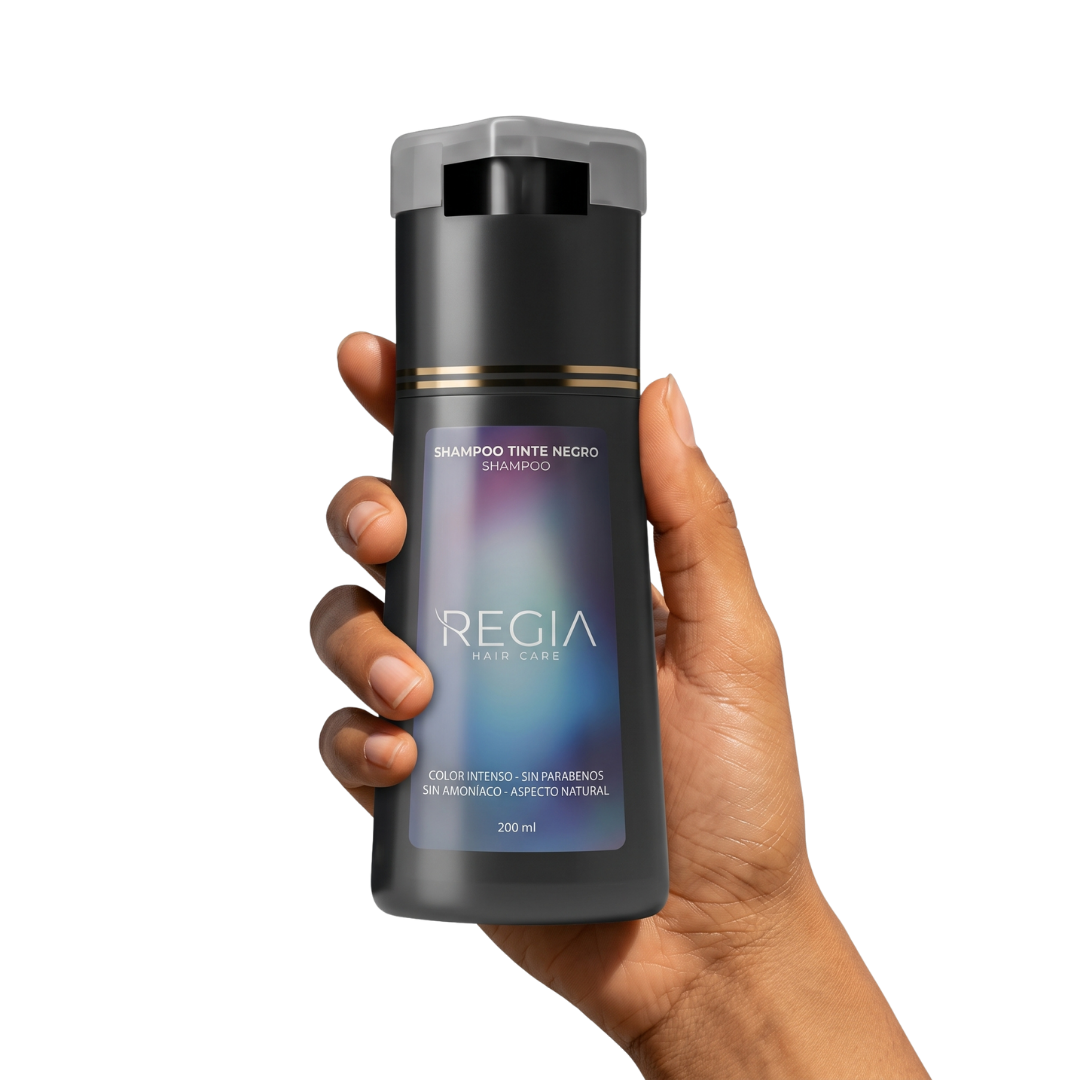 Shampoo REGIA en la mano