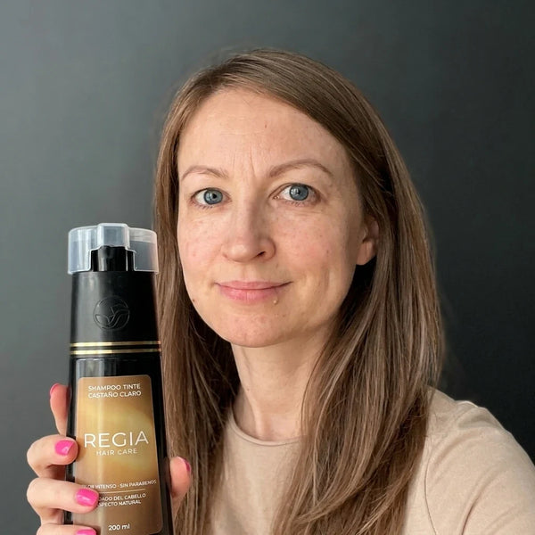 Mujer con shampoo REGIA Castaño claro